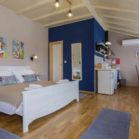 Mardesic ゲストハウス コミジャ